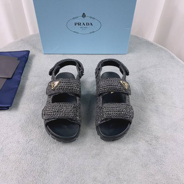 普拉达最新款 面：原版定制拉菲草 里：进口混种羊皮 底：原版1:1开模大底 跟高：2.5Cm Size：35-41