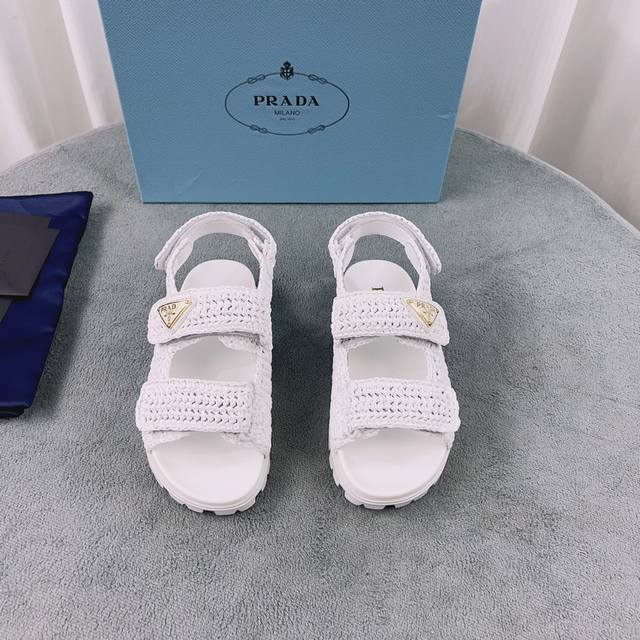 普拉达最新款 面：原版定制拉菲草 里：进口混种羊皮 底：原版1:1开模大底 跟高：2.5Cm Size：35-41