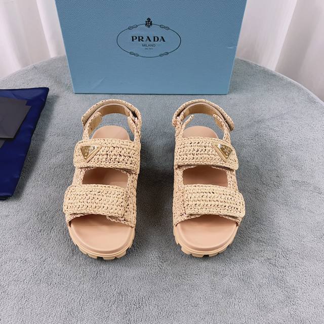 普拉达最新款 面：原版定制拉菲草 里：进口混种羊皮 底：原版1:1开模大底 跟高：2.5Cm Size：35-41