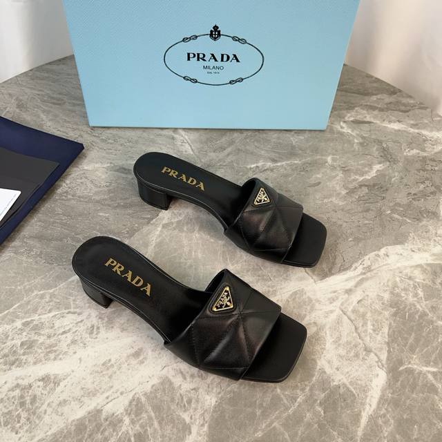 P家最新款 面：进口羊皮、十字纹牛皮 里：混种羊皮 垫：混种羊皮 底：意大利原版真皮大底 跟高3.5Cm 标志性三角标，原版包装 Size:35-41 41定制