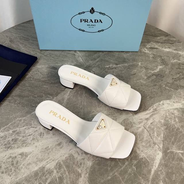 P家最新款 面：进口羊皮、十字纹牛皮 里：混种羊皮 垫：混种羊皮 底：意大利原版真皮大底 跟高3.5Cm 标志性三角标，原版包装 Size:35-41 41定制