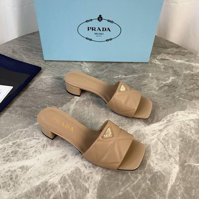 P家最新款 面：进口羊皮、十字纹牛皮 里：混种羊皮 垫：混种羊皮 底：意大利原版真皮大底 跟高3.5Cm 标志性三角标，原版包装 Size:35-41 41定制