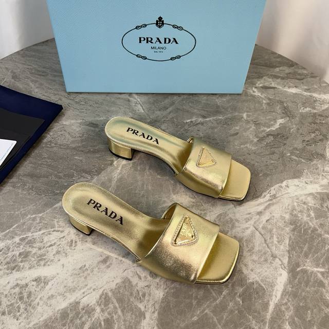 P家最新款 面：进口羊皮、十字纹牛皮 里：混种羊皮 垫：混种羊皮 底：意大利原版真皮大底 跟高3.5Cm 标志性三角标，原版包装 Size:35-41 41定制