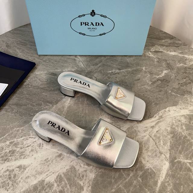 P家最新款 面：进口羊皮、十字纹牛皮 里：混种羊皮 垫：混种羊皮 底：意大利原版真皮大底 跟高3.5Cm 标志性三角标，原版包装 Size:35-41 41定制