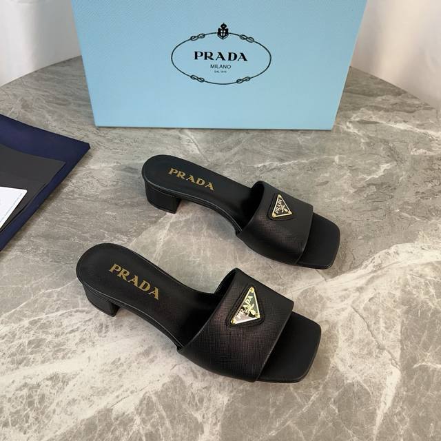 P家最新款 面：进口羊皮、十字纹牛皮 里：混种羊皮 垫：混种羊皮 底：意大利原版真皮大底 跟高3.5Cm 标志性三角标，原版包装 Size:35-41 41定制