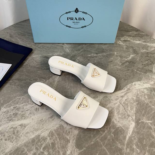 P家最新款 面：进口羊皮、十字纹牛皮 里：混种羊皮 垫：混种羊皮 底：意大利原版真皮大底 跟高3.5Cm 标志性三角标，原版包装 Size:35-41 41定制