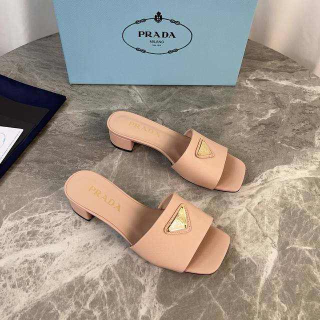 P家最新款 面：进口羊皮、十字纹牛皮 里：混种羊皮 垫：混种羊皮 底：意大利原版真皮大底 跟高3.5Cm 标志性三角标，原版包装 Size:35-41 41定制