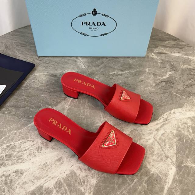 P家最新款 面：进口羊皮、十字纹牛皮 里：混种羊皮 垫：混种羊皮 底：意大利原版真皮大底 跟高3.5Cm 标志性三角标，原版包装 Size:35-41 41定制