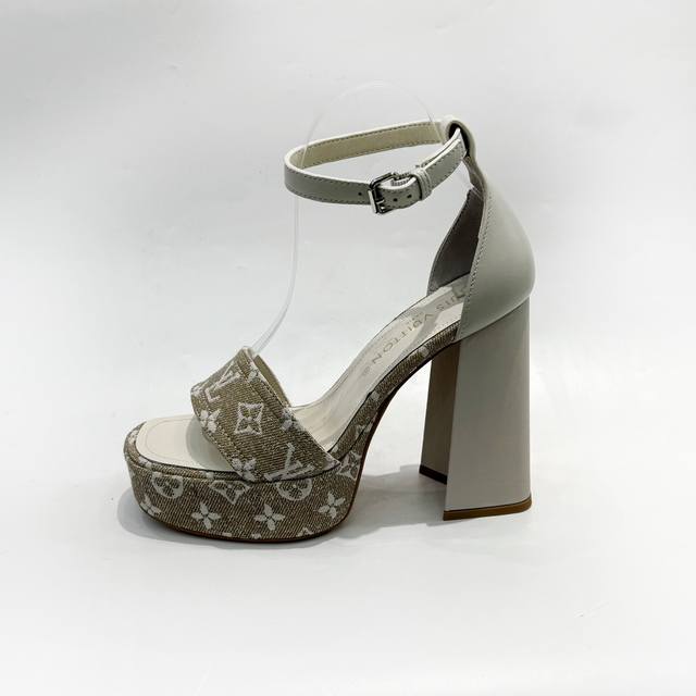 最新L家最新巴黎走秀款凉鞋、独家款、工厂P批P： 、完美楦型+防水台设计、高贵气质、走路不累脚、原版倒模楦型，极致1:1形体，高端品质、进口高端面料呈现出精致质