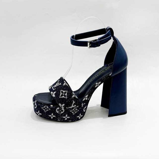 最新L家最新巴黎走秀款凉鞋、独家款、工厂P批P： 、完美楦型+防水台设计、高贵气质、走路不累脚、原版倒模楦型，极致1:1形体，高端品质、进口高端面料呈现出精致质