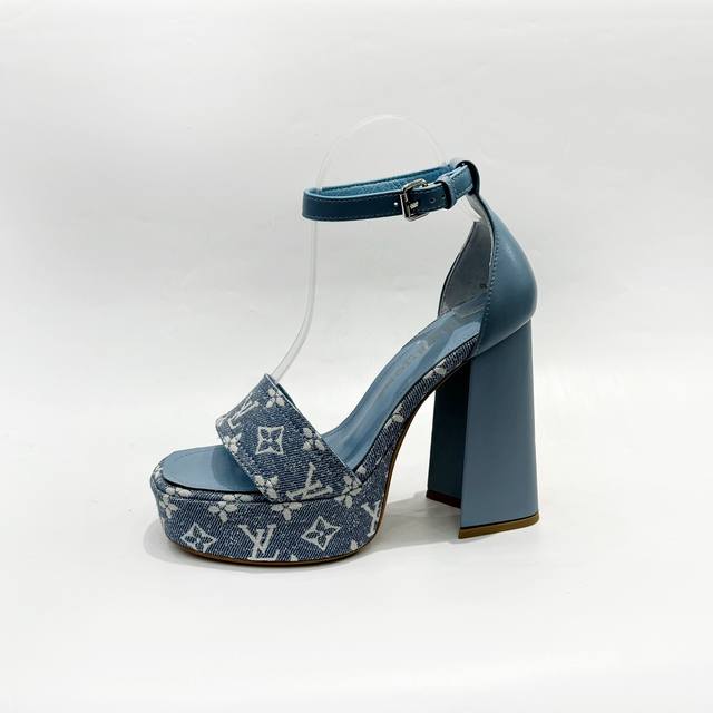 最新L家最新巴黎走秀款凉鞋、独家款、工厂P批P： 、完美楦型+防水台设计、高贵气质、走路不累脚、原版倒模楦型，极致1:1形体，高端品质、进口高端面料呈现出精致质