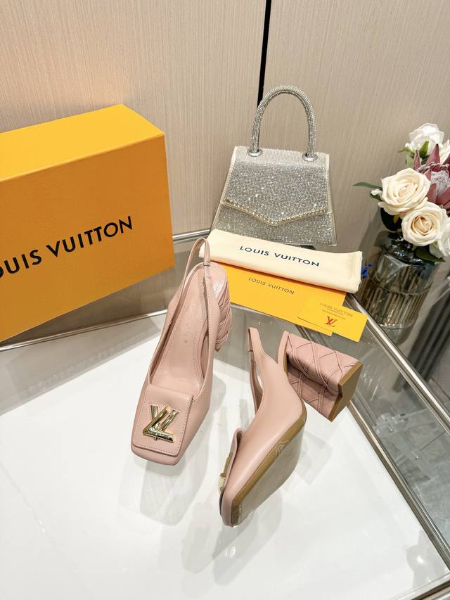 最新L家春夏款专柜最新走秀官网系列、同步更新、工厂P批P： 、完美楦型+大V扣电镀两层设计、再现经典、工艺及其复杂、走路不累脚、不挑人、上脚大气好看、原版倒模楦