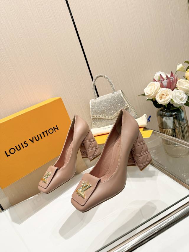 最新L家春夏款专柜最新走秀官网系列、同步更新、工厂P批P： 、完美楦型+大V扣电镀两层设计、再现经典、工艺及其复杂、走路不累脚、不挑人、上脚大气好看、原版倒模楦