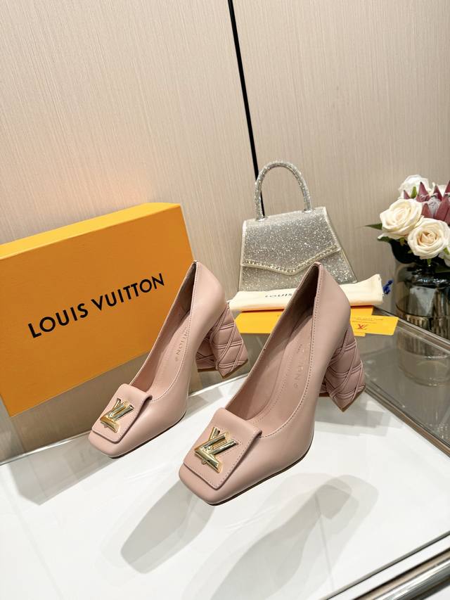 最新L家春夏款专柜最新走秀官网系列、同步更新、工厂P批P： 、完美楦型+大V扣电镀两层设计、再现经典、工艺及其复杂、走路不累脚、不挑人、上脚大气好看、原版倒模楦