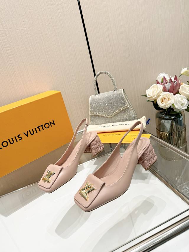 最新L家春夏款专柜最新走秀官网系列、同步更新、工厂P批P： 、完美楦型+大V扣电镀两层设计、再现经典、工艺及其复杂、走路不累脚、不挑人、上脚大气好看、原版倒模楦