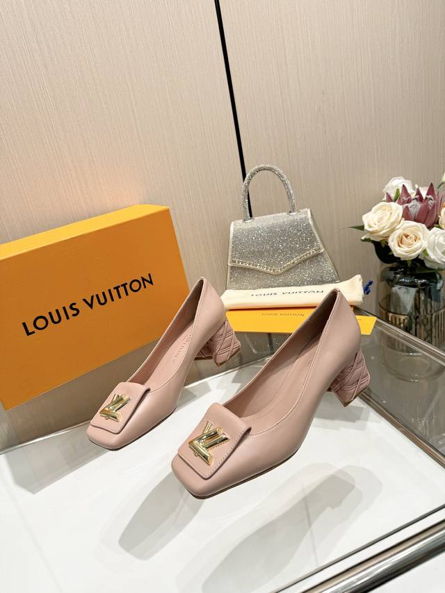 最新L家春夏款专柜最新走秀官网系列、同步更新、工厂P批P： 、完美楦型+大V扣电镀两层设计、再现经典、工艺及其复杂、走路不累脚、不挑人、上脚大气好看、原版倒模楦