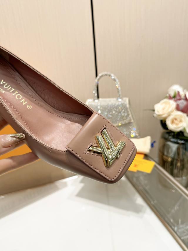 最新L家春夏款专柜最新走秀官网系列、同步更新、工厂P批P： 、完美楦型+大V扣电镀两层设计、再现经典、工艺及其复杂、走路不累脚、不挑人、上脚大气好看、原版倒模楦