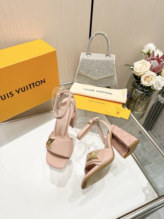 最新L家春夏款专柜最新走秀官网系列、同步更新、工厂P批P： 、完美楦型+大V扣电镀两层设计、再现经典、工艺及其复杂、走路不累脚、不挑人、上脚大气好看、原版倒模楦