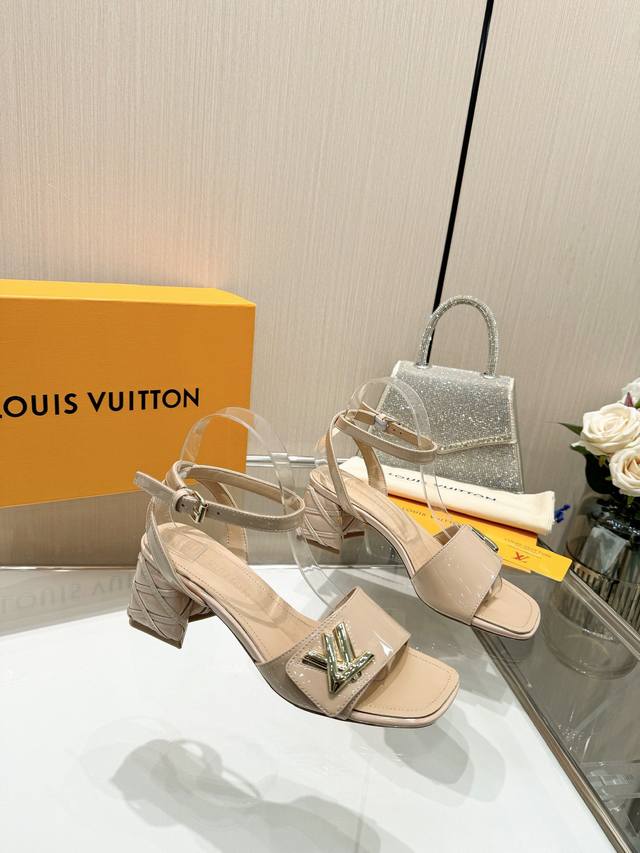 最新L家春夏款专柜最新走秀官网系列、同步更新、工厂P批P： 、完美楦型+大V扣电镀两层设计、再现经典、工艺及其复杂、走路不累脚、不挑人、上脚大气好看、原版倒模楦