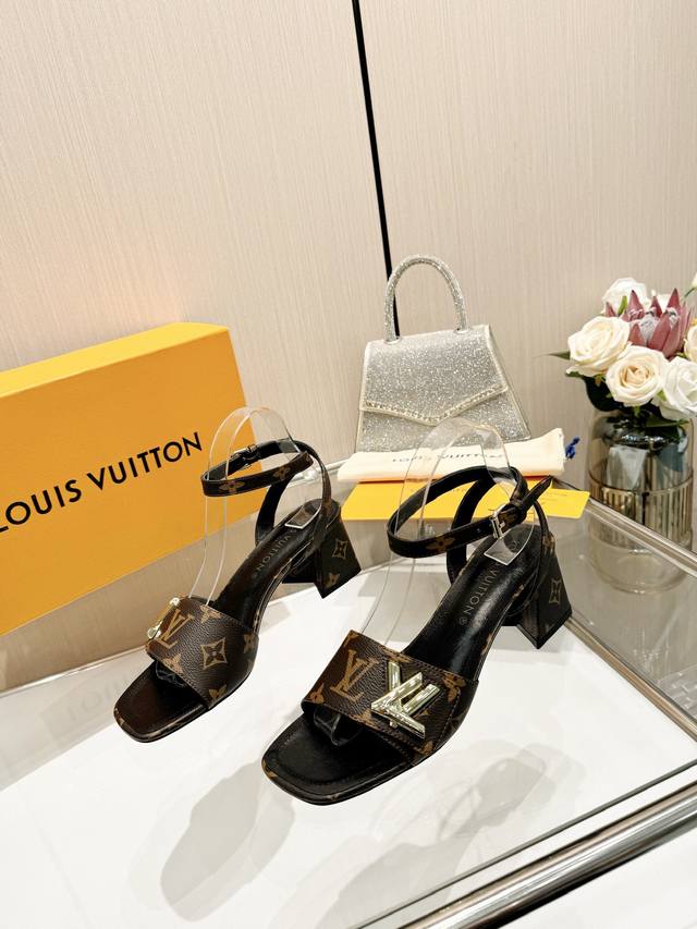 最新L家春夏款专柜最新走秀官网系列、同步更新、工厂P批P： 、完美楦型+大V扣电镀两层设计、再现经典、工艺及其复杂、走路不累脚、不挑人、上脚大气好看、原版倒模楦