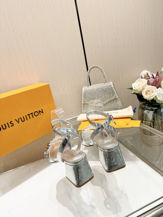 最新L家春夏款专柜最新走秀官网系列、同步更新、工厂P批P： 、完美楦型+大V扣电镀两层设计、再现经典、工艺及其复杂、走路不累脚、不挑人、上脚大气好看、原版倒模楦