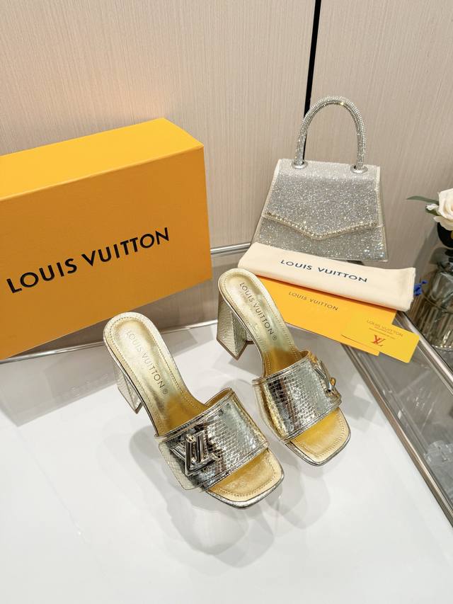 最新L家春夏款专柜最新走秀官网系列、同步更新、工厂P批P： 、完美楦型+大V扣电镀两层设计、再现经典、工艺及其复杂、走路不累脚、不挑人、上脚大气好看、原版倒模楦