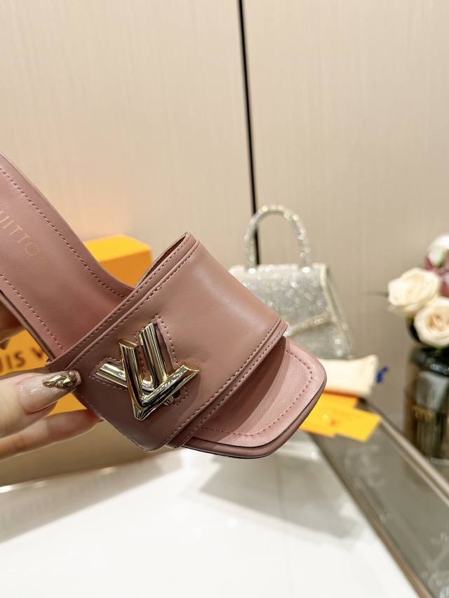 最新L家春夏款专柜最新走秀官网系列、同步更新、工厂P批P： 、完美楦型+大V扣电镀两层设计、再现经典、工艺及其复杂、走路不累脚、不挑人、上脚大气好看、原版倒模楦