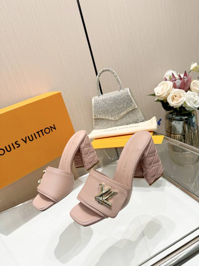 最新L家春夏款专柜最新走秀官网系列、同步更新、工厂P批P： 、完美楦型+大V扣电镀两层设计、再现经典、工艺及其复杂、走路不累脚、不挑人、上脚大气好看、原版倒模楦