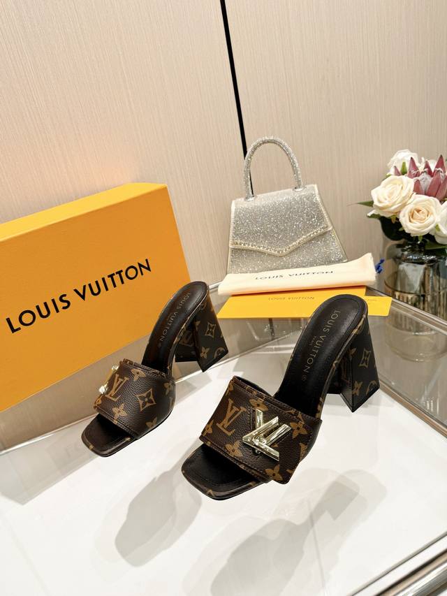 最新L家春夏款专柜最新走秀官网系列、同步更新、工厂P批P： 、完美楦型+大V扣电镀两层设计、再现经典、工艺及其复杂、走路不累脚、不挑人、上脚大气好看、原版倒模楦