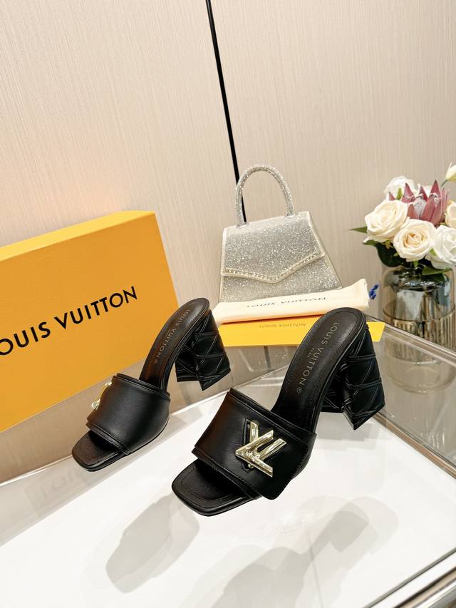 最新L家春夏款专柜最新走秀官网系列、同步更新、工厂P批P： 、完美楦型+大V扣电镀两层设计、再现经典、工艺及其复杂、走路不累脚、不挑人、上脚大气好看、原版倒模楦