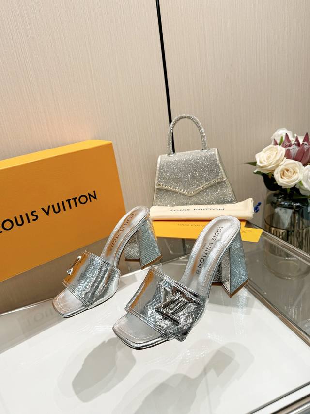 最新L家春夏款专柜最新走秀官网系列、同步更新、工厂P批P： 、完美楦型+大V扣电镀两层设计、再现经典、工艺及其复杂、走路不累脚、不挑人、上脚大气好看、原版倒模楦