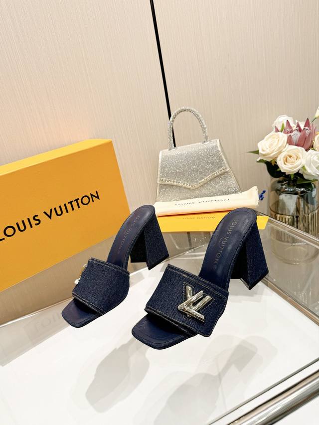 最新L家春夏款专柜最新走秀官网系列、同步更新、工厂P批P： 、完美楦型+大V扣电镀两层设计、再现经典、工艺及其复杂、走路不累脚、不挑人、上脚大气好看、原版倒模楦