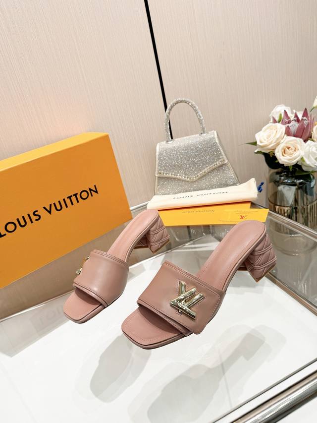 最新L家春夏款专柜最新走秀官网系列、同步更新、工厂P批P： 、完美楦型+大V扣电镀两层设计、再现经典、工艺及其复杂、走路不累脚、不挑人、上脚大气好看、原版倒模楦