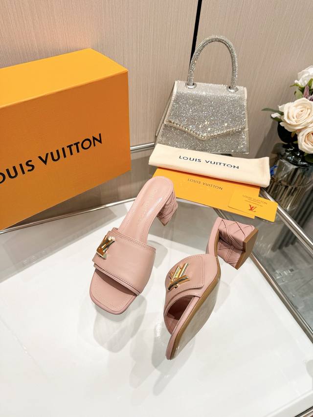 最新L家春夏款专柜最新走秀官网系列、同步更新、工厂P批P： 、完美楦型+大V扣电镀两层设计、再现经典、工艺及其复杂、走路不累脚、不挑人、上脚大气好看、原版倒模楦