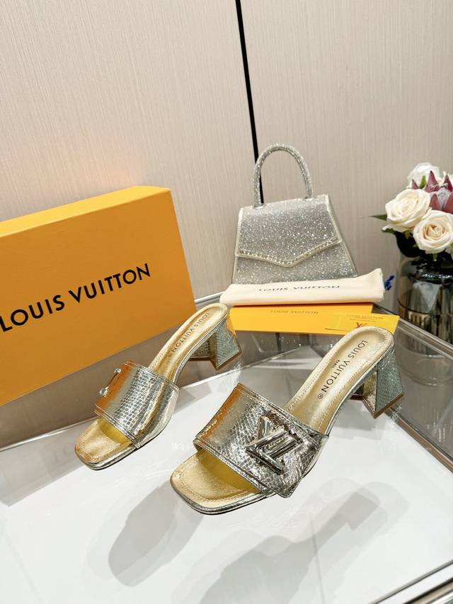 最新L家春夏款专柜最新走秀官网系列、同步更新、工厂P批P： 、完美楦型+大V扣电镀两层设计、再现经典、工艺及其复杂、走路不累脚、不挑人、上脚大气好看、原版倒模楦