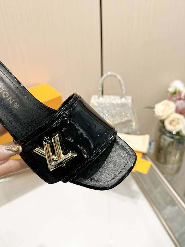 最新L家春夏款专柜最新走秀官网系列、同步更新、工厂P批P： 、完美楦型+大V扣电镀两层设计、再现经典、工艺及其复杂、走路不累脚、不挑人、上脚大气好看、原版倒模楦