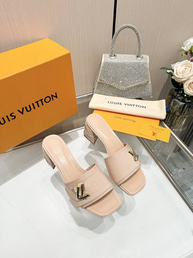 最新L家春夏款专柜最新走秀官网系列、同步更新、工厂P批P： 、完美楦型+大V扣电镀两层设计、再现经典、工艺及其复杂、走路不累脚、不挑人、上脚大气好看、原版倒模楦