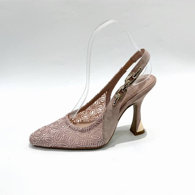 最新L家专柜最新走秀款漏空凉鞋官网系列同步更新、工厂P批P： 、完美楦型+后包Lv新元素扣子设计、女人味十足、高贵气质、原版倒模楦型，极致1:1形体，高端品质、