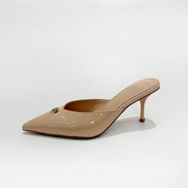 最新L家专柜最新走秀款凉鞋、官网系列同步更新、工厂P批P： 、完美楦型+Lv新元素扣子设计、女人味十足、高贵气质、原版倒模楦型，极致1:1形体，高端品质、进口高