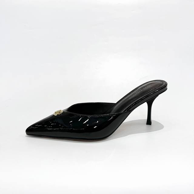 最新L家专柜最新走秀款凉鞋、官网系列同步更新、工厂P批P： 、完美楦型+Lv新元素扣子设计、女人味十足、高贵气质、原版倒模楦型，极致1:1形体，高端品质、进口高