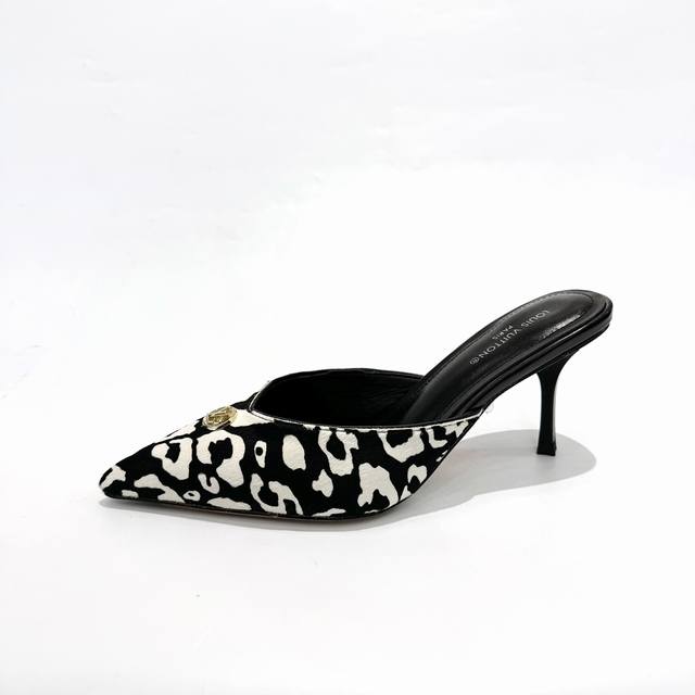 最新L家专柜最新走秀款凉鞋、官网系列同步更新、工厂P批P： 、完美楦型+Lv新元素扣子设计、女人味十足、高贵气质、原版倒模楦型，极致1:1形体，高端品质、进口高