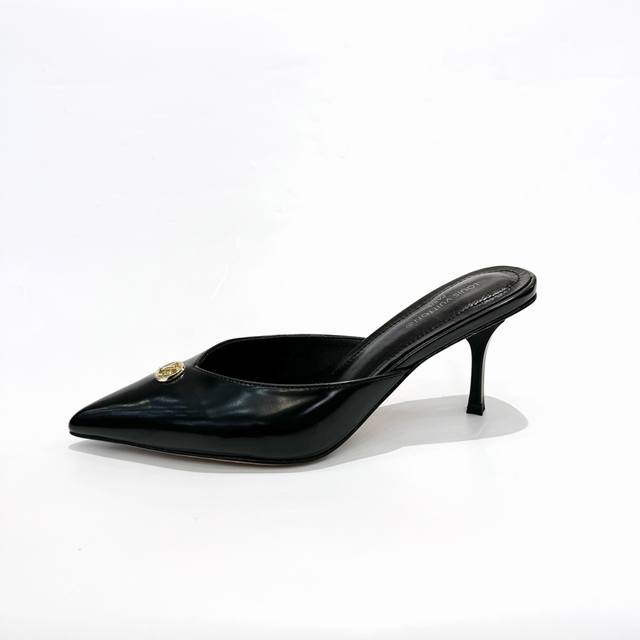 最新L家专柜最新走秀款凉鞋、官网系列同步更新、工厂P批P： 、完美楦型+Lv新元素扣子设计、女人味十足、高贵气质、原版倒模楦型，极致1:1形体，高端品质、进口高