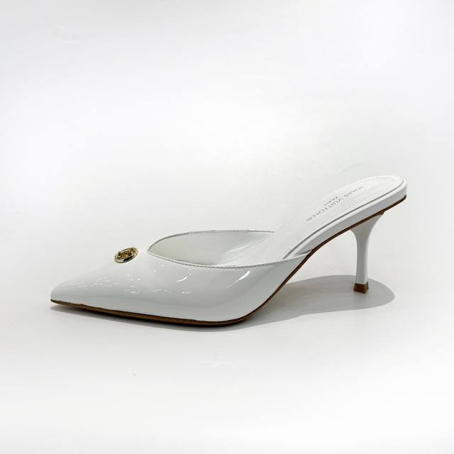 最新L家专柜最新走秀款凉鞋、官网系列同步更新、工厂P批P： 、完美楦型+Lv新元素扣子设计、女人味十足、高贵气质、原版倒模楦型，极致1:1形体，高端品质、进口高