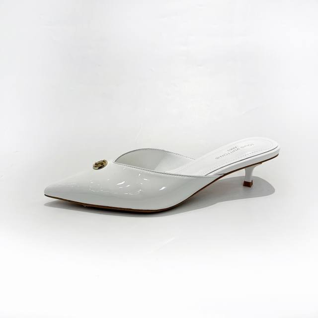 最新L家专柜最新走秀款凉鞋、官网系列同步更新、工厂P批P： 、完美楦型+Lv新元素扣子设计、女人味十足、高贵气质、原版倒模楦型，极致1:1形体，高端品质、进口高