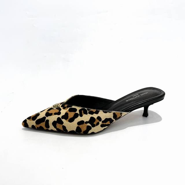 最新L家专柜最新走秀款凉鞋、官网系列同步更新、工厂P批P： 、完美楦型+Lv新元素扣子设计、女人味十足、高贵气质、原版倒模楦型，极致1:1形体，高端品质、进口高