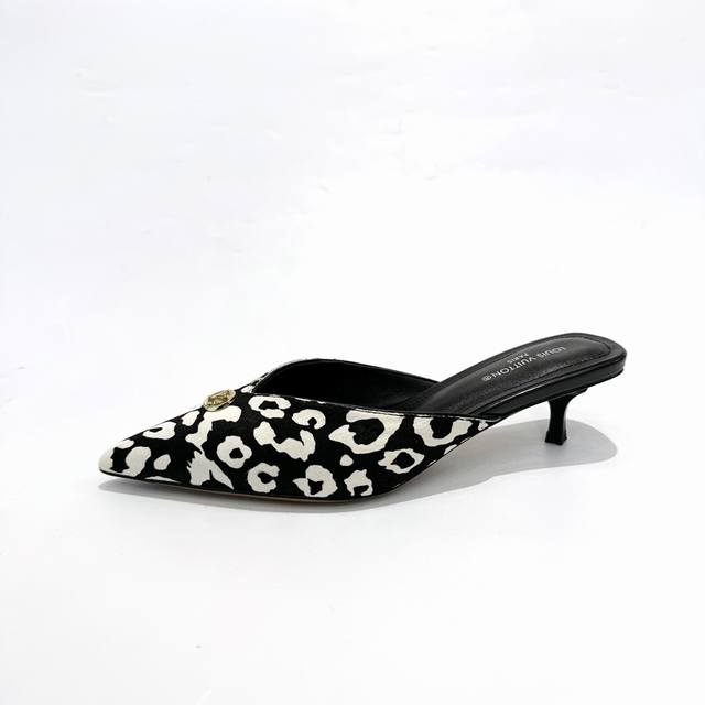 最新L家专柜最新走秀款凉鞋、官网系列同步更新、工厂P批P： 、完美楦型+Lv新元素扣子设计、女人味十足、高贵气质、原版倒模楦型，极致1:1形体，高端品质、进口高