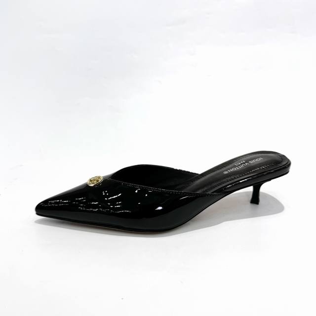 最新L家专柜最新走秀款凉鞋、官网系列同步更新、工厂P批P： 、完美楦型+Lv新元素扣子设计、女人味十足、高贵气质、原版倒模楦型，极致1:1形体，高端品质、进口高