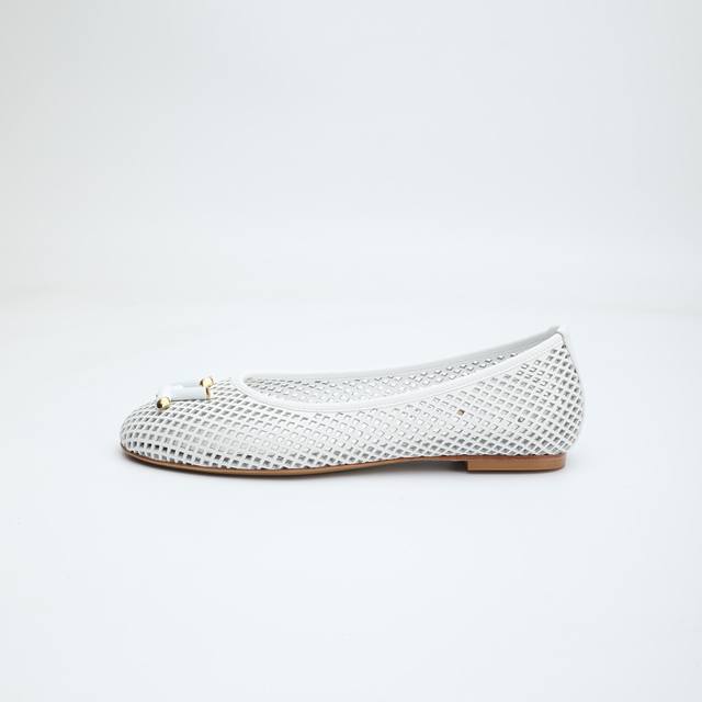 最新L家专柜最新走秀款平底镂空鞋、实体系列同步更新、工厂P批P： 、完美楦型+电镀扣子、领口包边、整只鞋面冲空、工艺比较复杂、平底设计舒适、走路不累脚、原版倒模