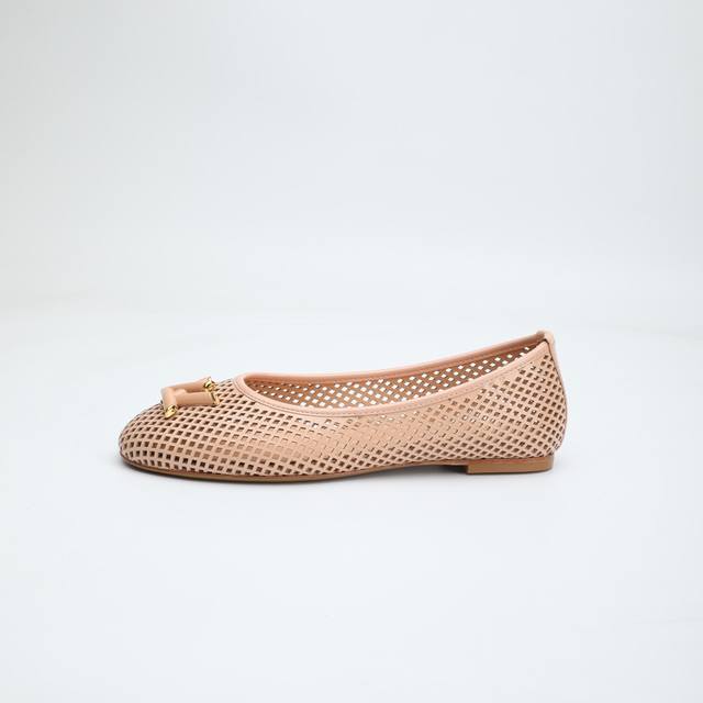 最新L家专柜最新走秀款平底镂空鞋、实体系列同步更新、工厂P批P： 、完美楦型+电镀扣子、领口包边、整只鞋面冲空、工艺比较复杂、平底设计舒适、走路不累脚、原版倒模