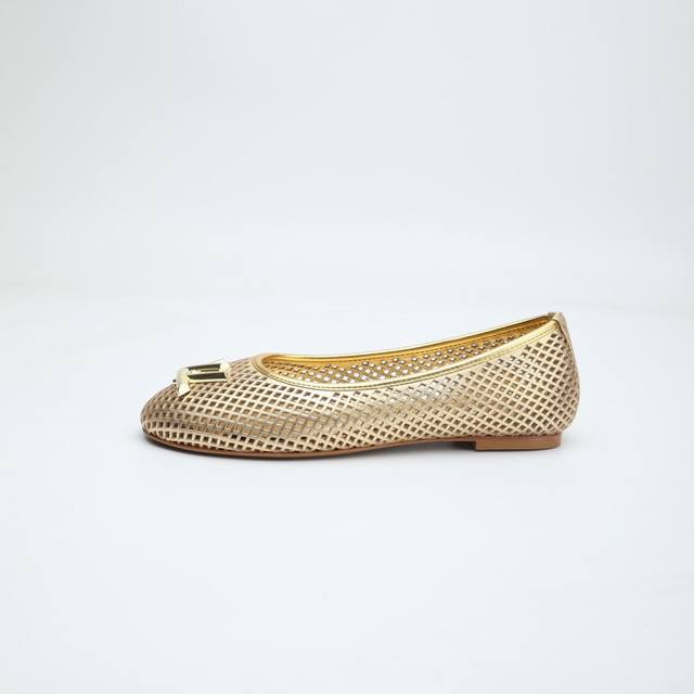 最新L家专柜最新走秀款平底镂空鞋、实体系列同步更新、工厂P批P： 、完美楦型+电镀扣子、领口包边、整只鞋面冲空、工艺比较复杂、平底设计舒适、走路不累脚、原版倒模